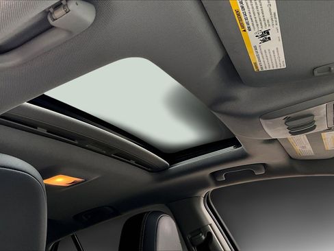 Used 2019 Chevrolet Trax LT w/ Sun & Sound Package image 28