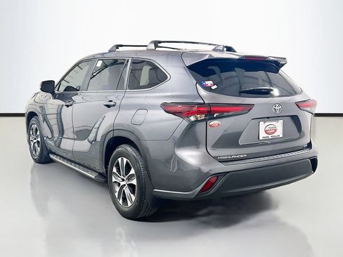 Used 2025 Toyota Highlander XLE FWD image 6