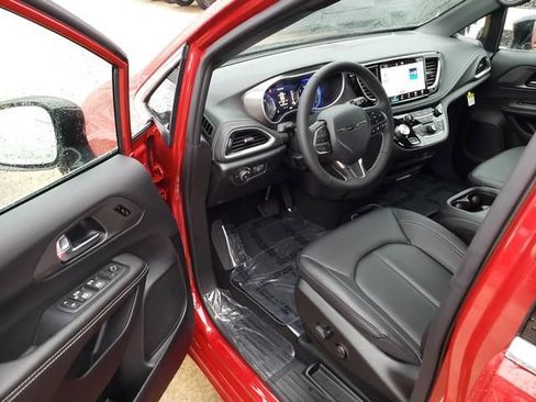 New 2026 Chrysler Pacifica Select image 6