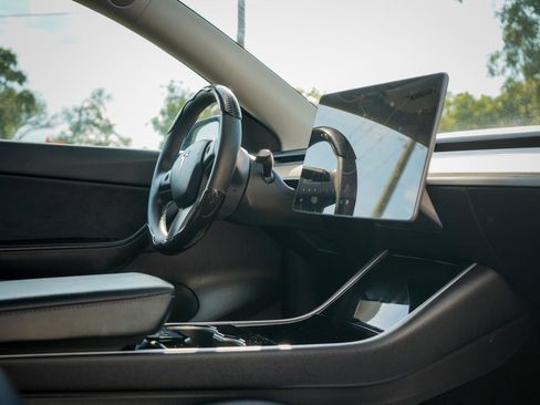 Used 2021 Tesla Model Y Long Range AWD/4WD image 11