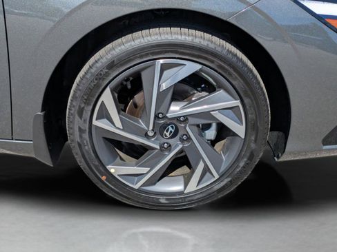 Used 2025 Hyundai Elantra SEL image 11