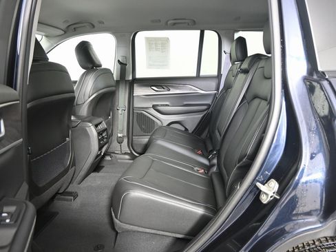 Used 2023 Jeep Grand Cherokee Limited image 18