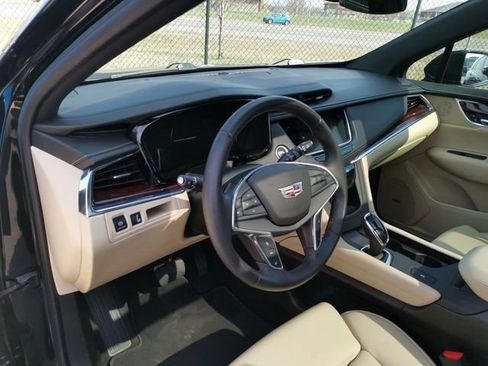 Used 2017 Cadillac XT5 Luxury w/ Driver Awareness Package FWD image 13