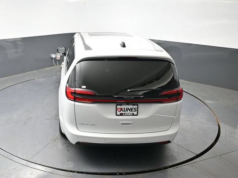 New 2027 Chrysler Pacifica Select FWD image 38