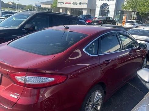 Used 2016 Ford Fusion SE w/ Equipment Group 202A FWD image 2
