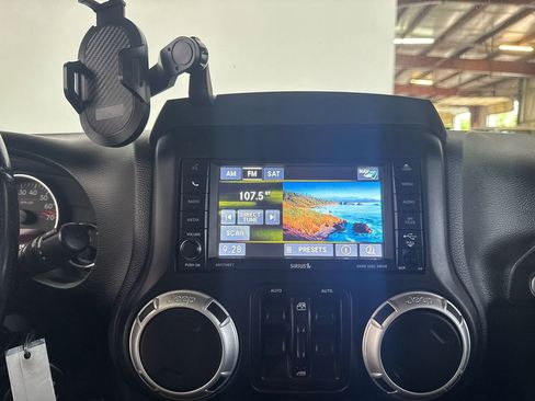 Used 2014 Jeep Wrangler Unlimited Rubicon AWD/4WD image 15