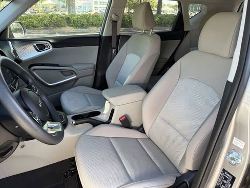 Certified 2025 Kia Soul LX image 11
