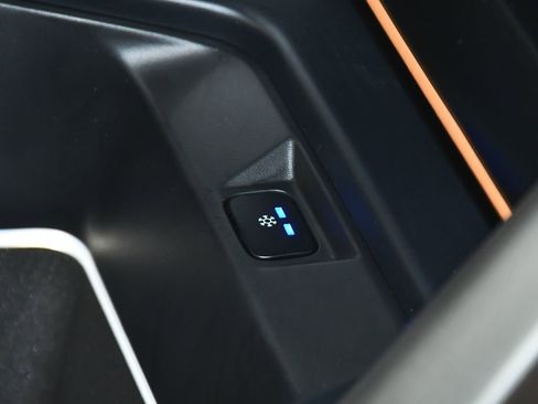 Used 2024 Land Rover Defender 130 X-Dynamic SE image 46