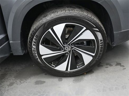 Certified 2025 Volkswagen Taos SE image 35