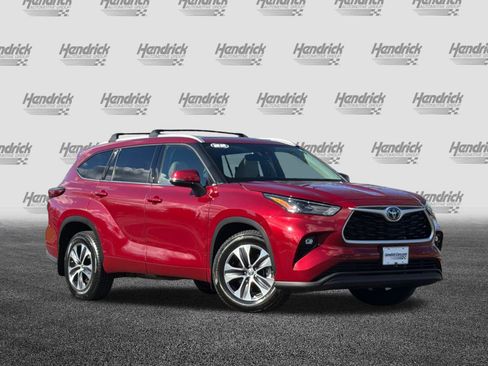 Used 2022 Toyota Highlander XLE image 2