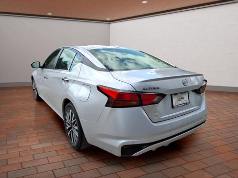 Used 2024 Nissan Altima 2.5 SV FWD image 3