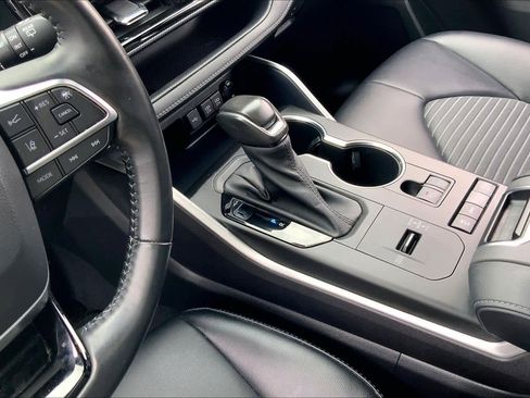 Used 2021 Toyota Highlander XSE FWD image 16