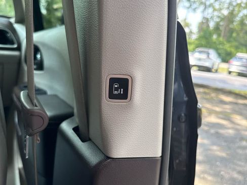 Used 2021 Chrysler Pacifica Touring-L w/ Premium & Safety Sphere Group FWD image 18