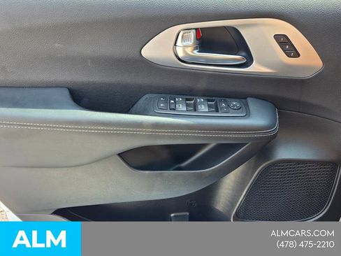 Used 2025 Chrysler Pacifica Limited FWD image 33
