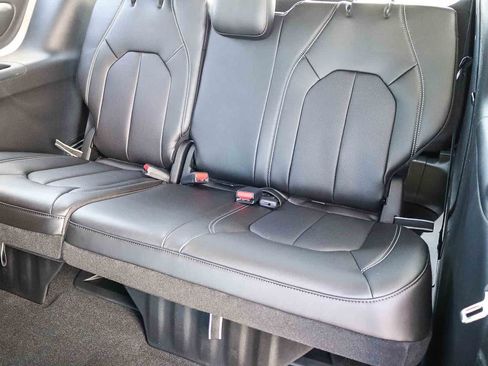 New 2027 Chrysler Pacifica Select FWD image 21