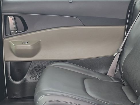 Used 2025 Kia Carnival EX FWD image 31