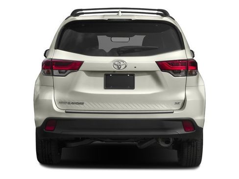 Used 2018 Toyota Highlander XLE w/ Carpet Mat Package (TMS) AWD/4WD image 5