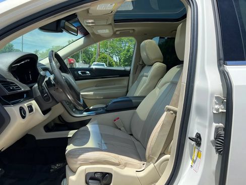 Used 2013 Lincoln MKT AWD image 18