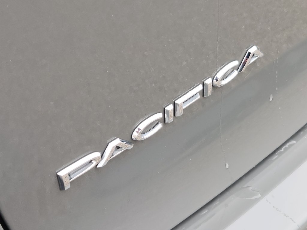 Used 2022 Chrysler Pacifica Touring-L FWD image 8