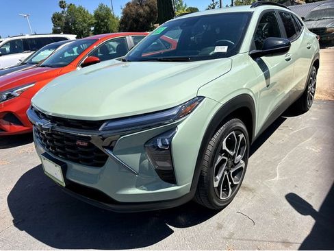 Used 2024 Chevrolet Trax RS w/ Sunroof Package image 3