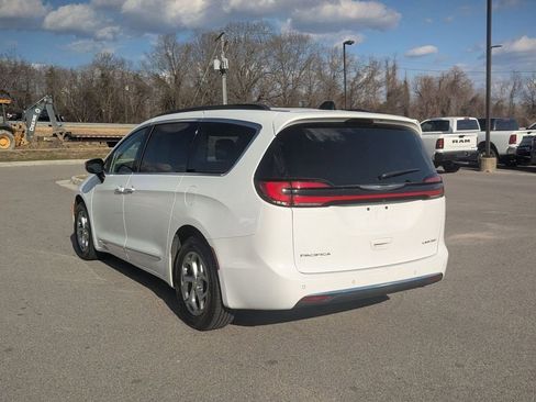 Used 2023 Chrysler Pacifica Limited image 3