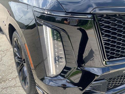 Certified 2025 Cadillac Escalade ESV V w/ LPO, ONYX Package AWD/4WD image 28