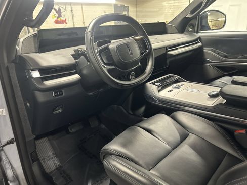 Used 2025 Lincoln Navigator Reserve w/ Jet Appearance Package AWD/4WD image 11