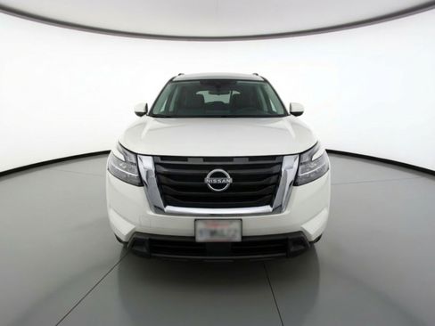 Used 2025 Nissan Pathfinder SV image 2