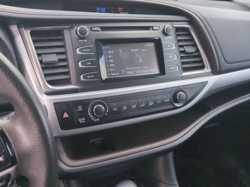 Used 2019 Toyota Highlander LE AWD/4WD image 28
