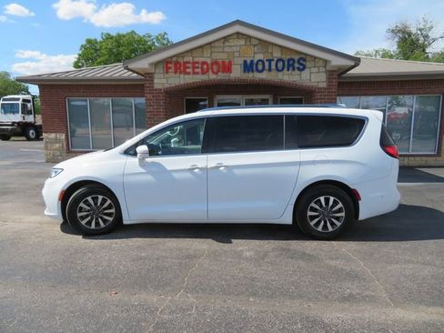 Used 2021 Chrysler Pacifica Touring-L w/ Uconnect Theater Family Group FWD image 8