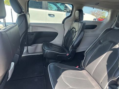 Used 2023 Chrysler Pacifica Limited AWD/4WD image 6
