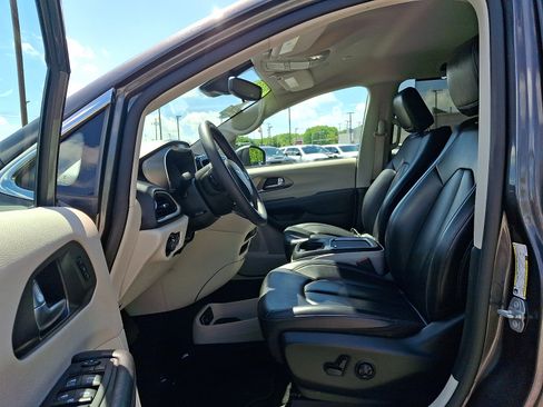 Certified 2023 Chrysler Pacifica Touring-L FWD image 15