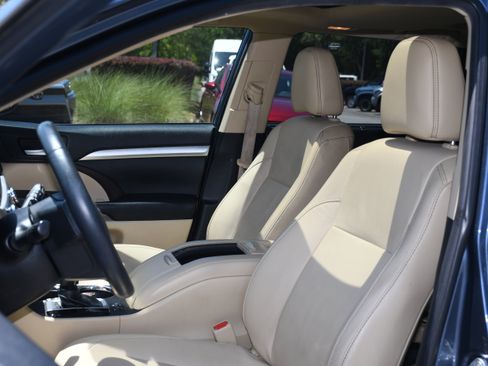 Used 2019 Toyota Highlander XLE FWD image 12
