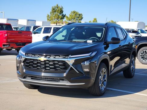 New 2026 Chevrolet Trax LT w/ Driver Confidence Package image 2