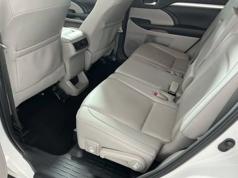 Used 2019 Toyota Highlander XLE AWD/4WD image 10