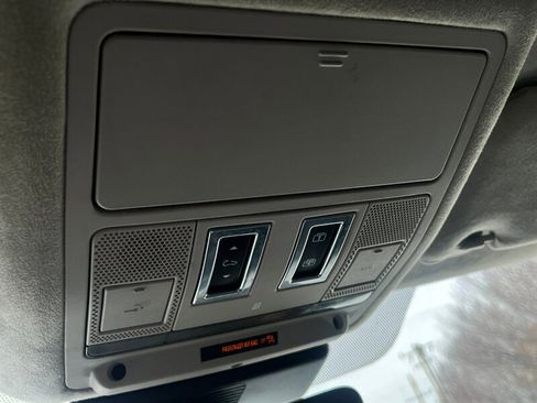 Used 2019 Jaguar F-PACE image 40