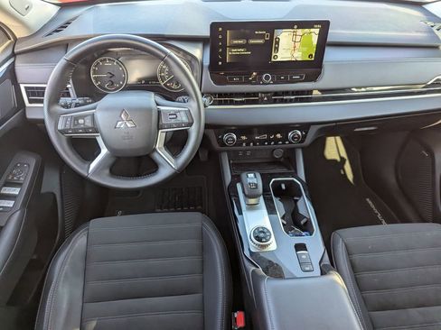 Used 2025 Mitsubishi Outlander SE image 32