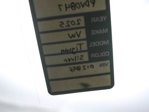 Used 2025 Volkswagen Tiguan SE image 40