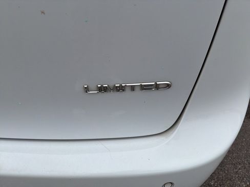 Used 2018 Chrysler Pacifica Limited w/ Tire & Wheel Group image 28