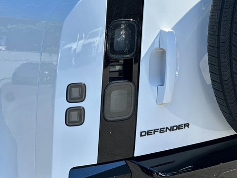 New 2026 Land Rover Defender 110 X-Dynamic SE image 22