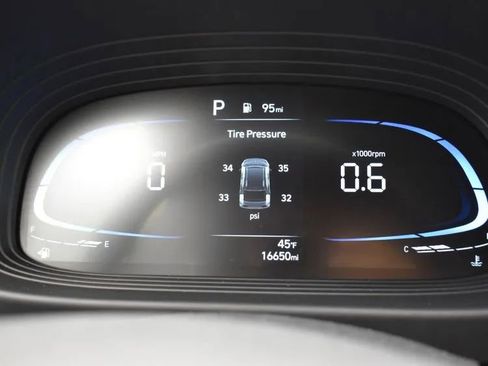 Used 2025 Hyundai Venue SEL image 29