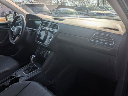 Used 2024 Volkswagen Tiguan SE image 32