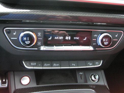 Used 2018 Audi SQ5 Prestige w/ Prestige Package image 21