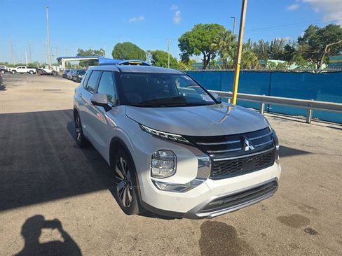 Used 2025 Mitsubishi Outlander SE FWD image 2