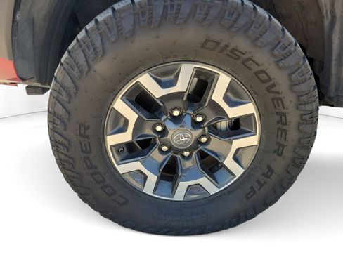Used 2020 Toyota Tacoma TRD Off-Road w/ Technology Package AWD/4WD image 18