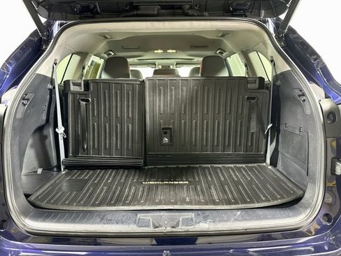 Used 2021 Toyota Highlander XLE AWD/4WD image 30