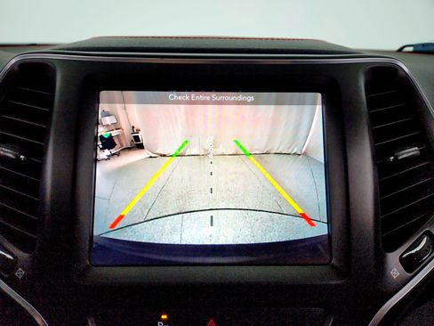 Used 2019 Jeep Cherokee Trailhawk image 13