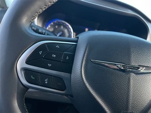 Used 2024 Chrysler Pacifica Touring-L image 13