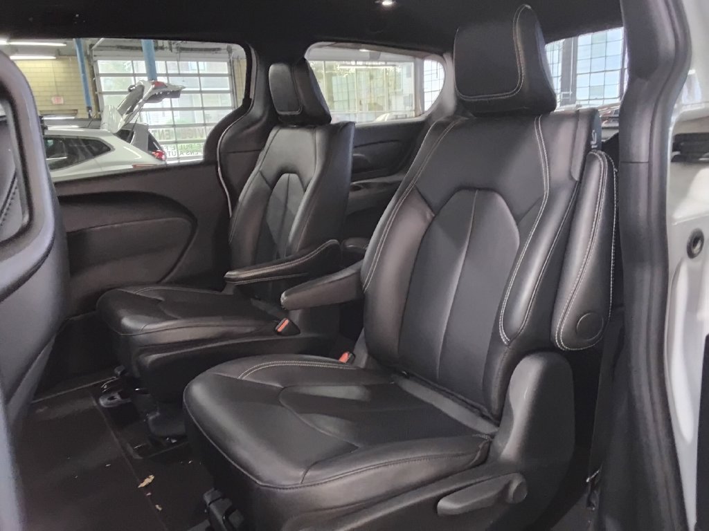 Used 2024 Chrysler Pacifica Limited FWD image 10