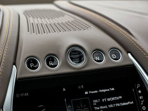 Used 2021 Aston Martin DBX image 18